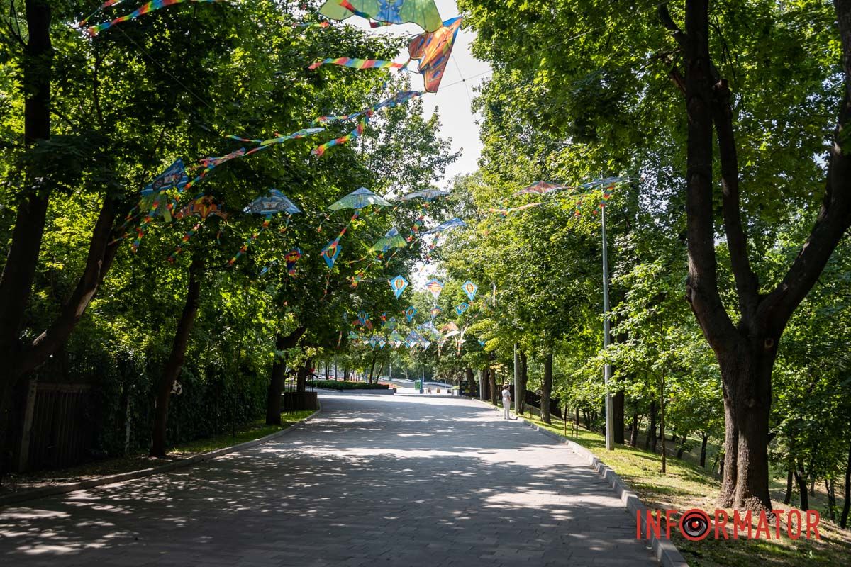 Цього літа центральну алею прикрасили десятки яскравих повітряних зміїв