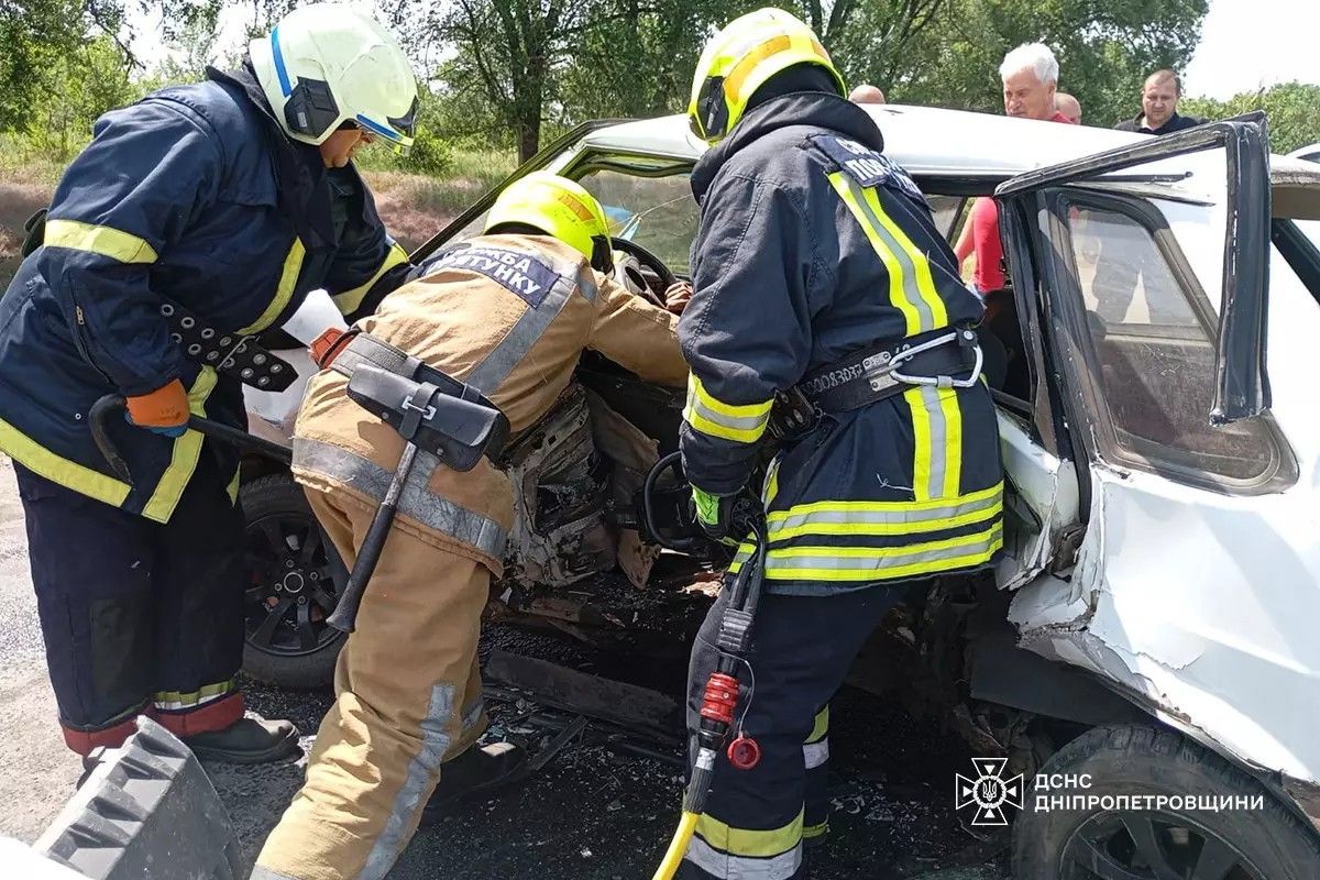 Чоловіка затиснуло в салоні ВАЗ Чоловіка затиснуло в салоні ВАЗ