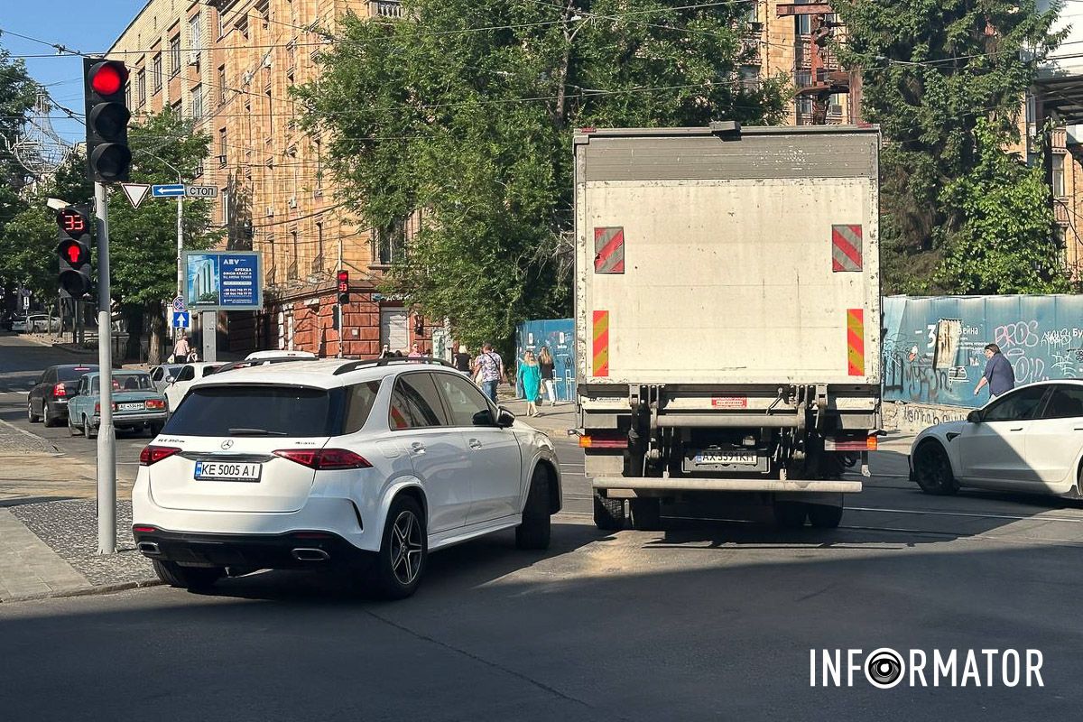 Аби поїхати вулицею Михайла Грушевського у бік вулиці Ярослава Хороброго автівкам та громадському транспорту потрібно об'їжджати по тротуару