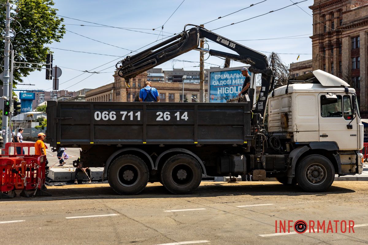 Ділянку огородили, навколо — попереджувальні знаки Як просуваються дорожні роботи на проспекті Яворницького у Дніпрі 6