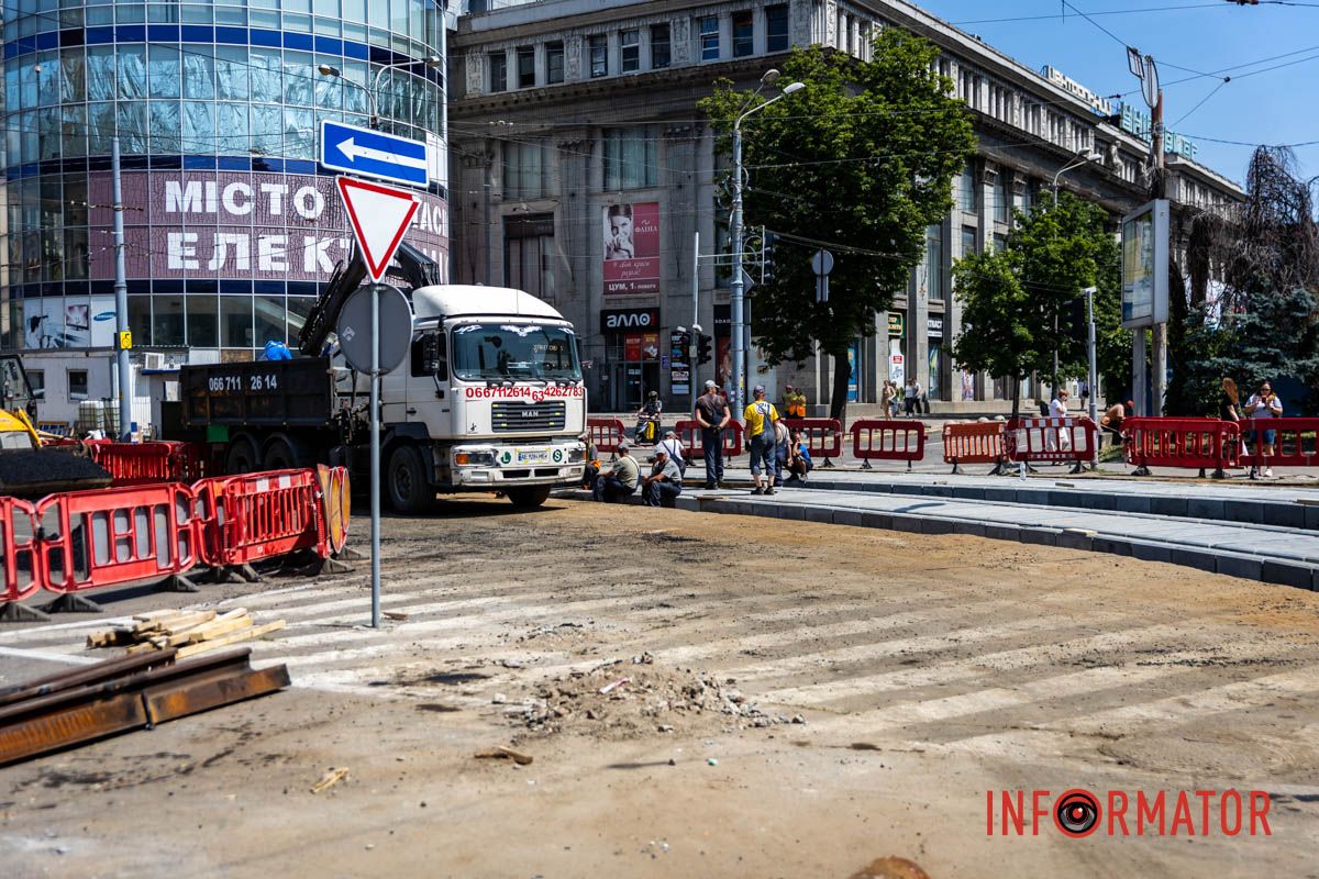 Зараз прокладають бетонну основу під колії Як просуваються дорожні роботи на проспекті Яворницького у Дніпрі 8