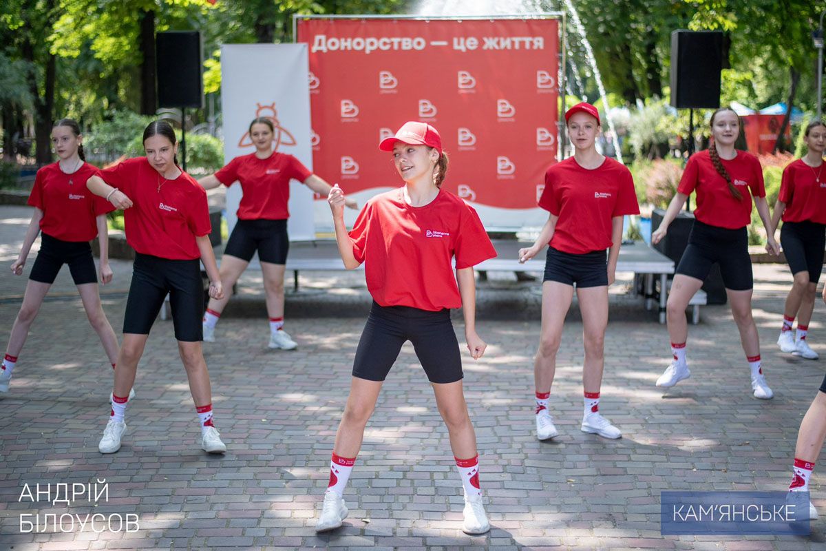 Всі охочі могли дізнатися свою групу крові, отримати консультації «Донорство — це рух вперед»: у Кам’янському відбувся урочистий захід 6