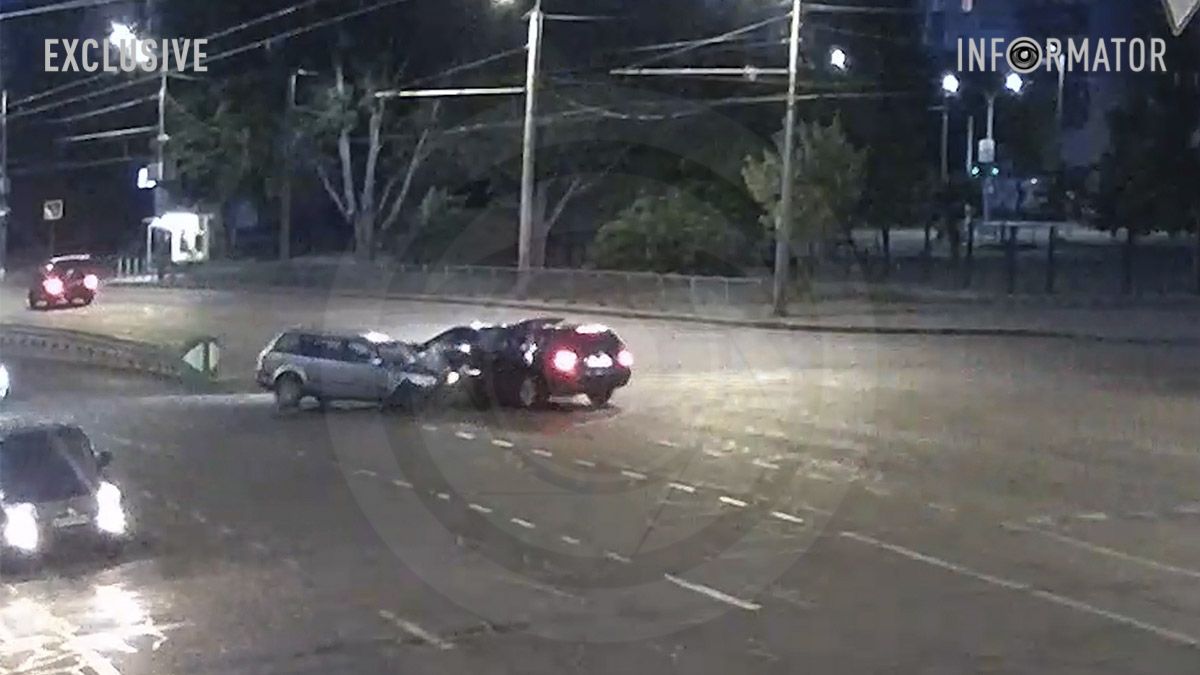 Видео момента: в Днепре на Набережной Заводской столкнулись BMW, Opel и Volkswagen