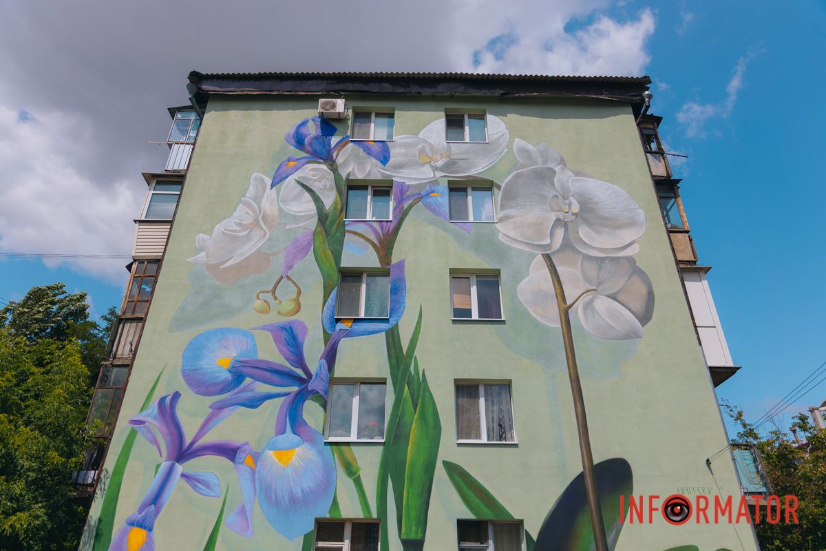 У Дніпрі на вулиці Квітки Цісик ще один будинок прикрашає мурал 13