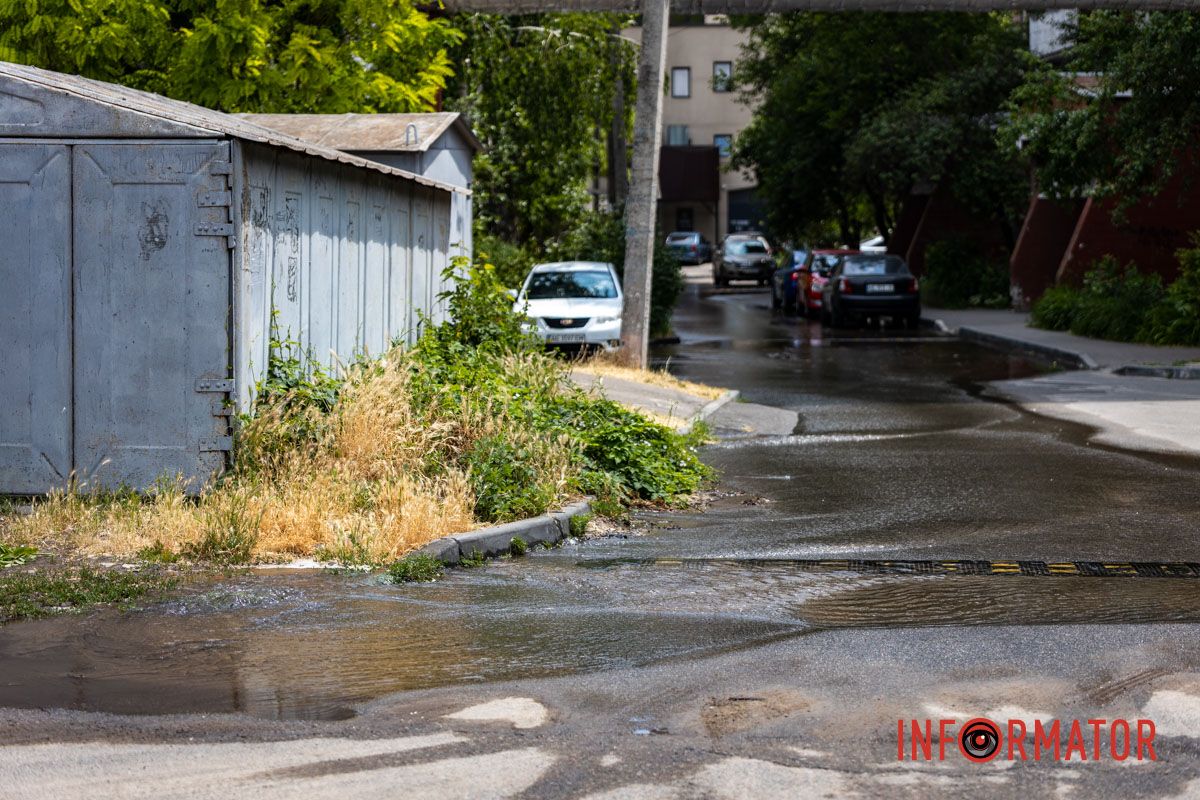 В Днепре на улице Мандрыковской из-под земли бьет родничок и заливает водой улицу.