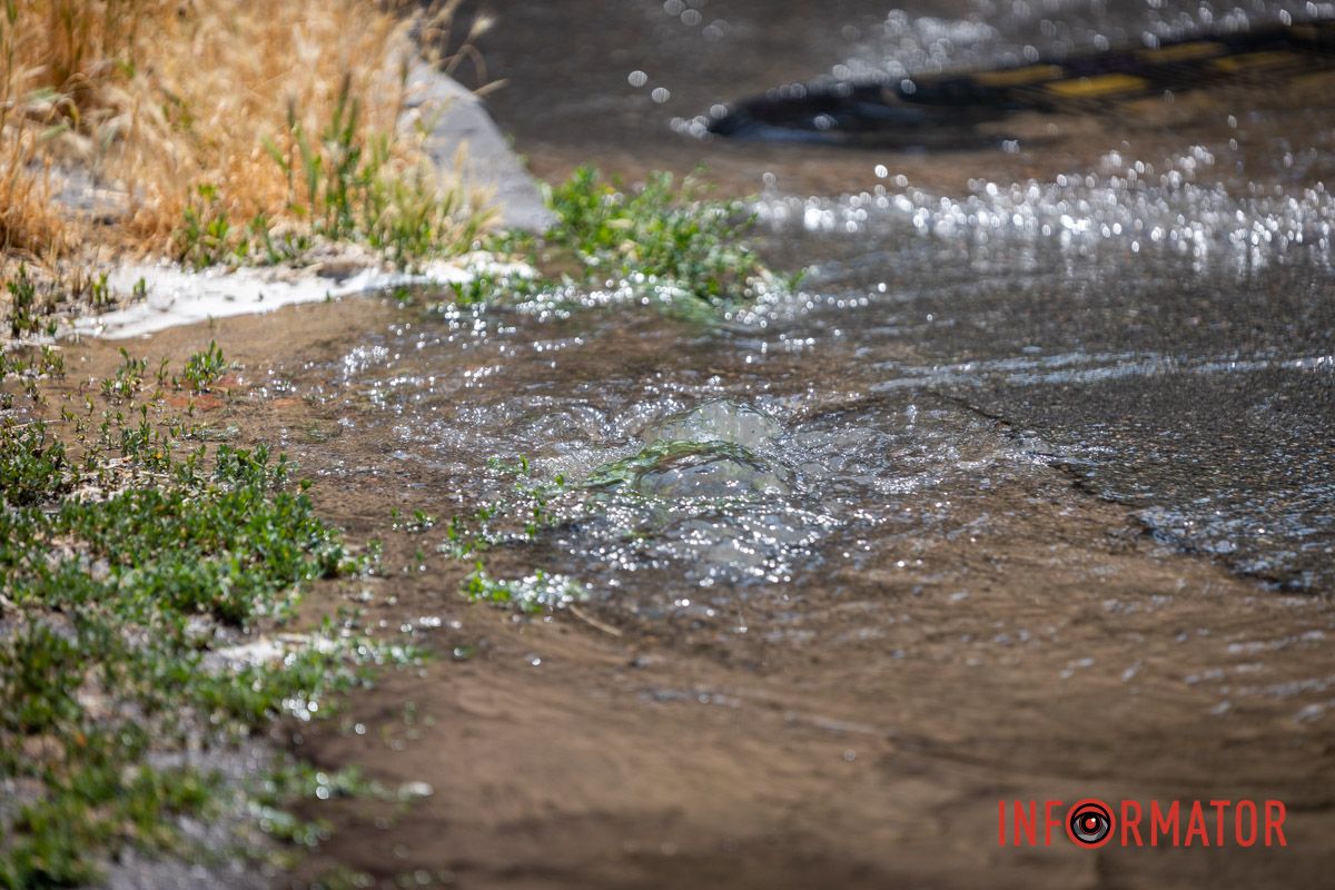 В Днепре на улице Мандрыковской из-под земли бьет родственниц и заливает водой улицу 5