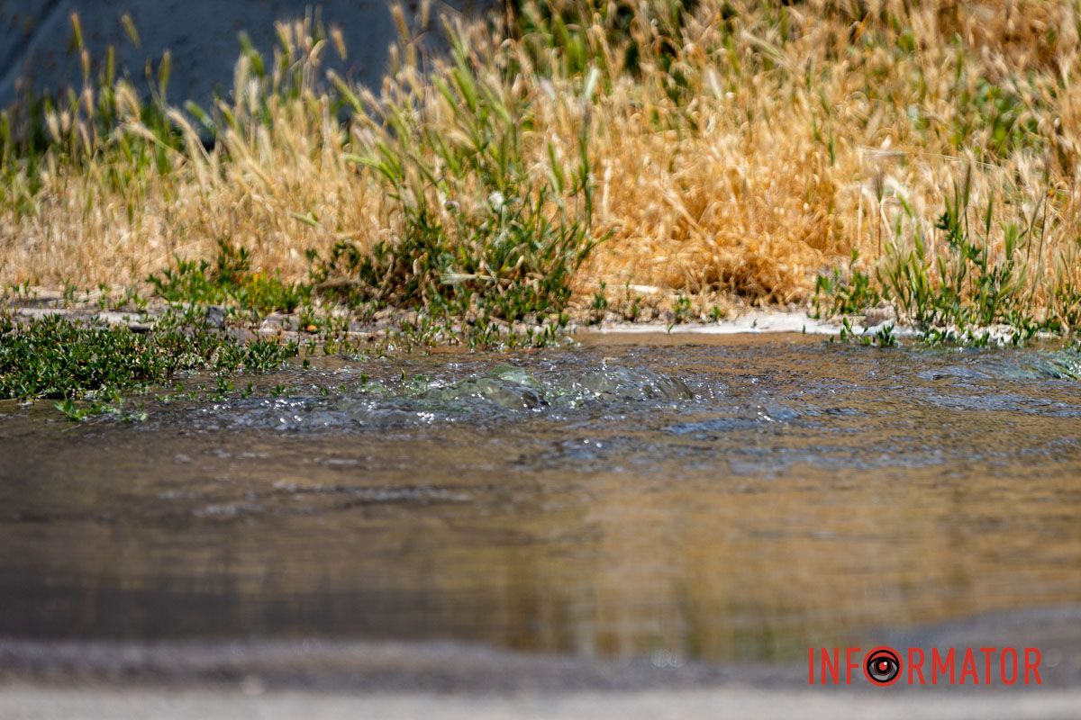 В Днепре на улице Мандрыковской из-под земли бьет родственниц и заливает водой улицу 4