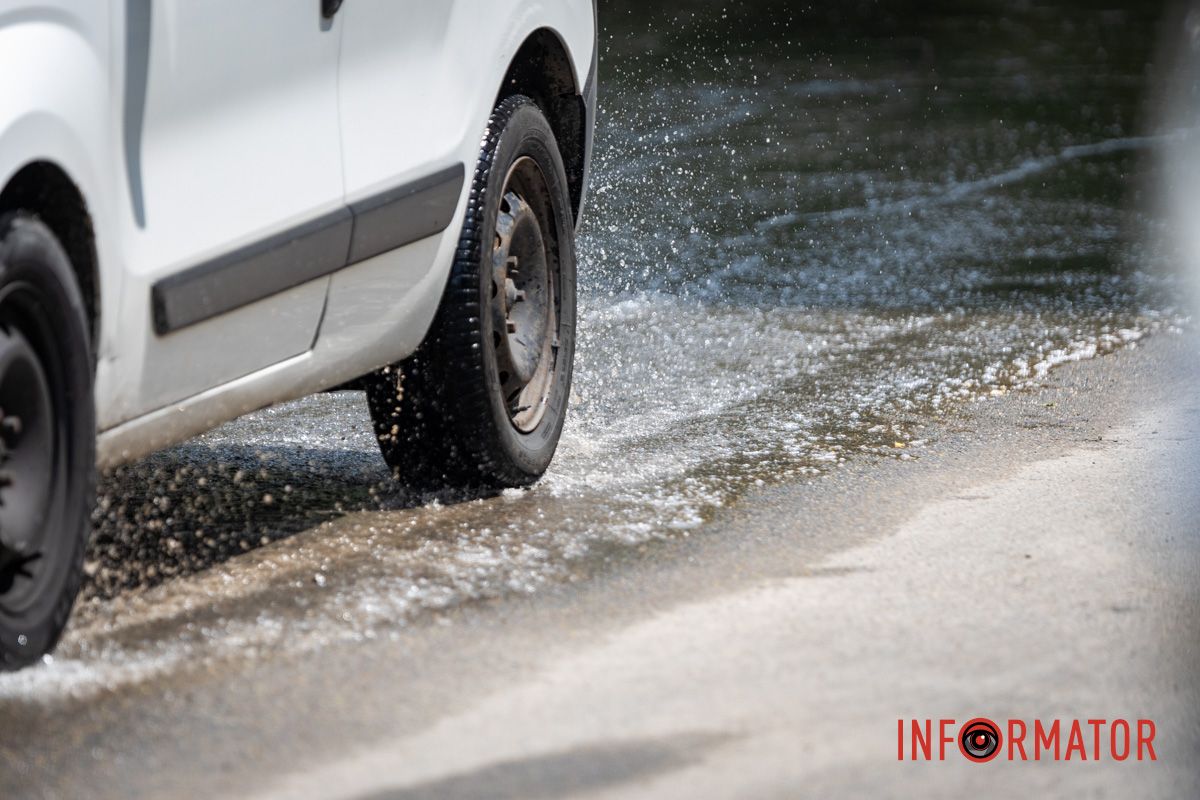 В Днепре на улице Мандрыковской из-под земли бьет родственниц и заливает водой улицу 3