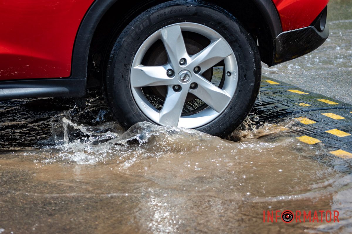 В Днепре на улице Мандрыковской из-под земли бьет "родничок" и заливает водой улицу.