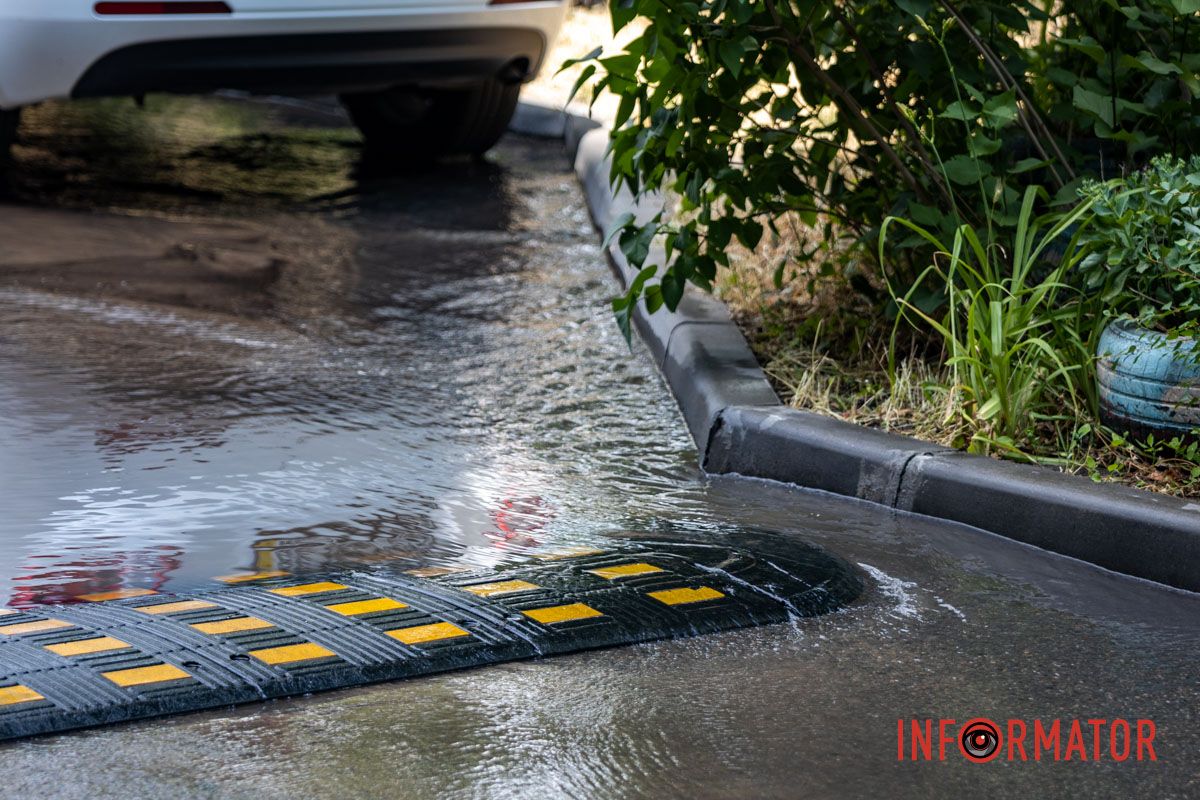 В Днепре на улице Мандрыковской из-под земли бьет родственниц и заливает водой улицу 7