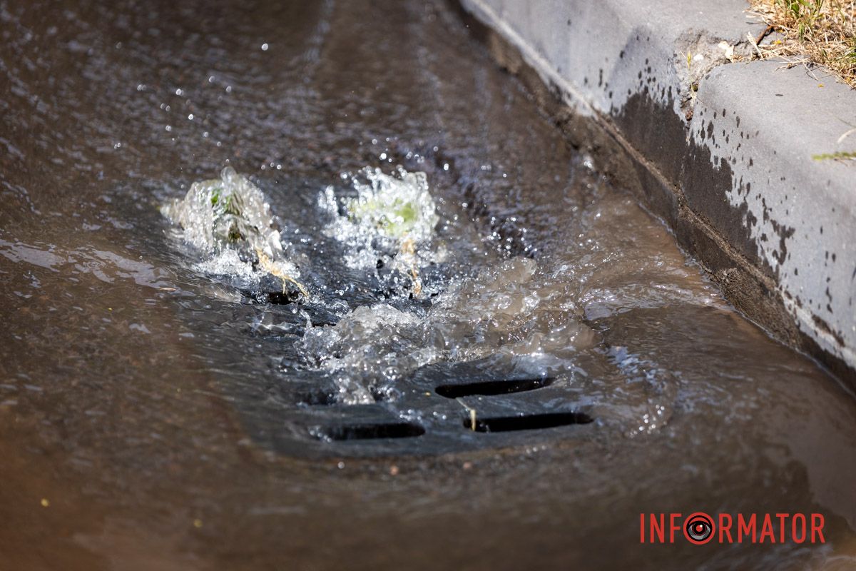 В Днепре на улице Мандрыковской из-под земли бьет родничок и заливает водой улицу 6