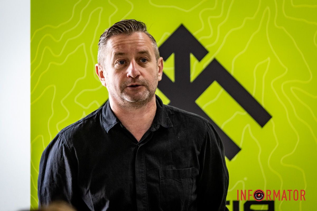 На открытии присутствовал Сергей Жадан В Днепре на Баррикадной открылся "Хартия-Хаб" 13-й бригады НГУ 3