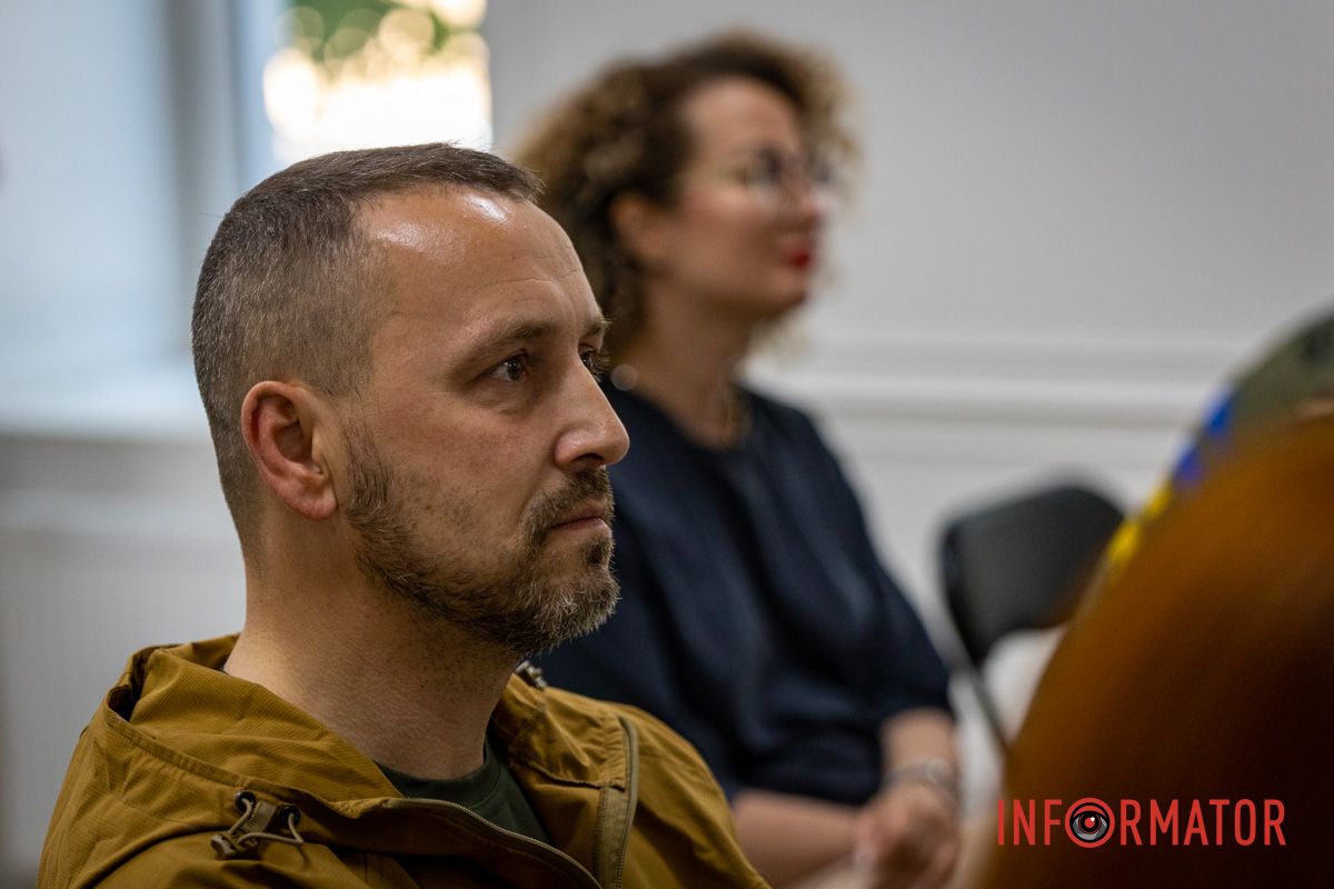 Подобные "Хартия-Хабы" появились уже в Ивано-Франковске, Львове и Киеве В Днепре на Баррикадной открылся "Хартия-Хаб" 13-й бригады НГУ 7