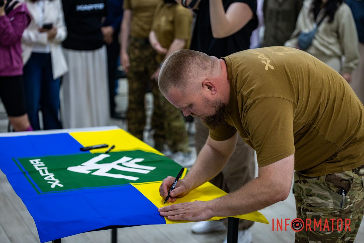После торжественного открытия военные "Хартии" традицию расписываться на флаге бригады В Днепре на Баррикадной открылся "Хартия-Хаб" 13-й бригады НГУ 11