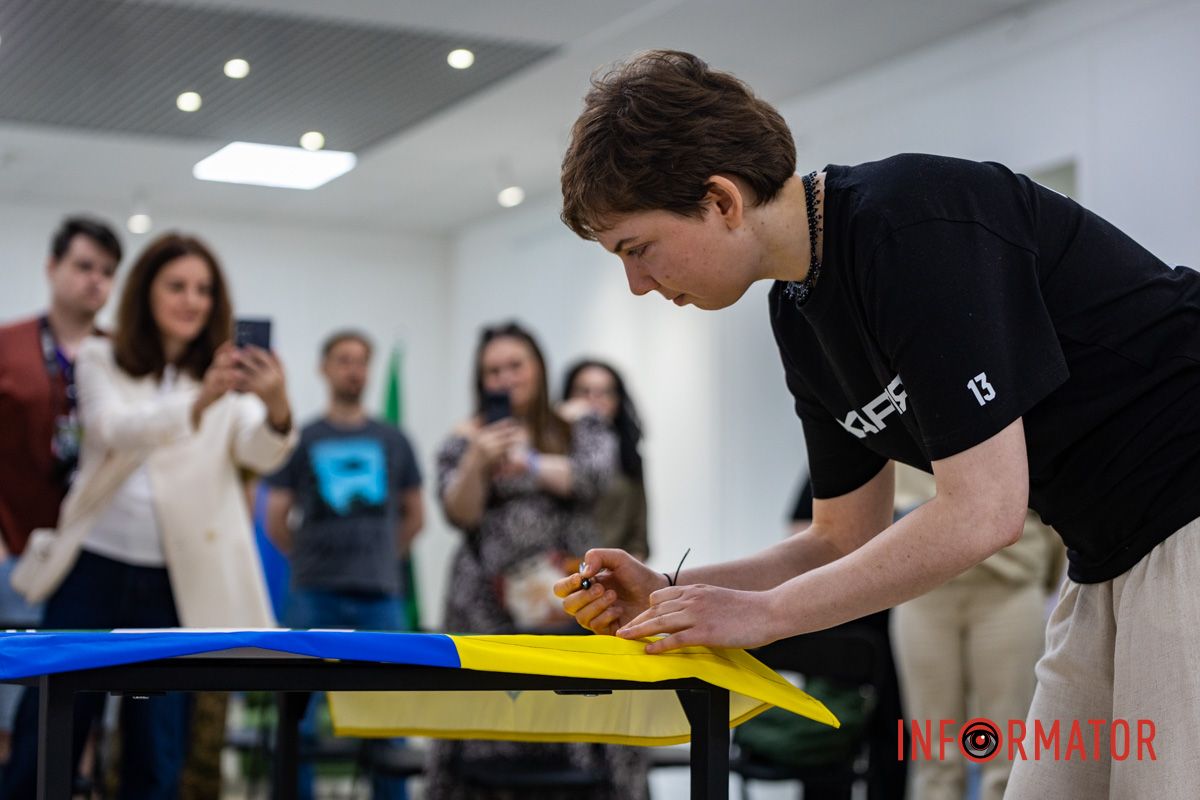 Военнослужащая бригады "Хартия" В Днепре на Баррикадной открылся "Хартия-Хаб" 13-й бригады НГУ 13