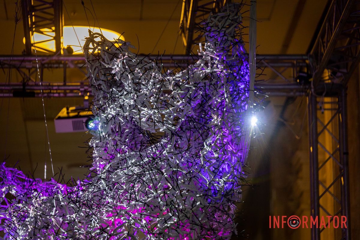В Днепре в "Меноре" открылась уникальная световая инсталляция "Сердце Украины". 4