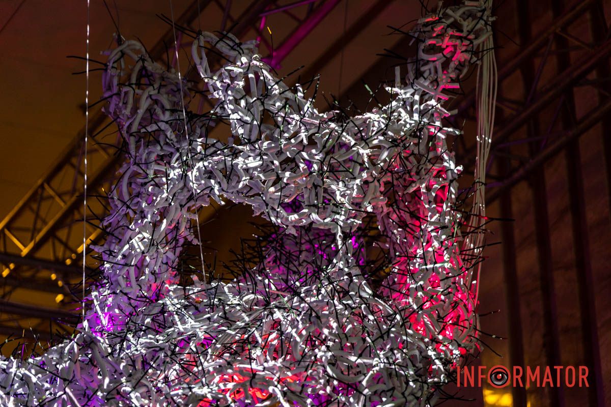 В Днепре в "Меноре" открылась уникальная световая инсталляция "Сердце Украины". 3