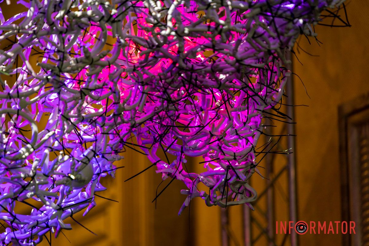 В Днепре в "Меноре" открылась уникальная световая инсталляция "Сердце Украины". 6