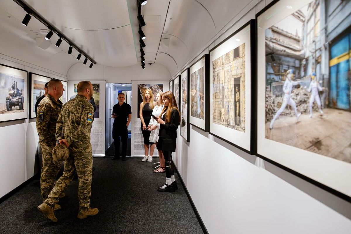 “Укрзалізниця” запустила поїзд з фотовиставкою Говарда Баффетта про незламність українців: у маршруті 63 вокзали 1