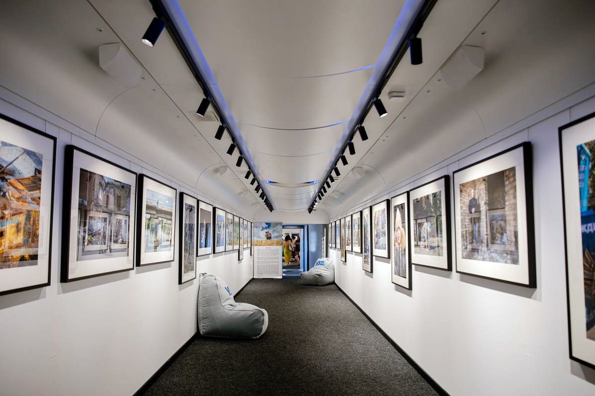 “Укрзалізниця” запустила поїзд з фотовиставкою Говарда Баффетта про незламність українців: у маршруті 63 вокзали 2