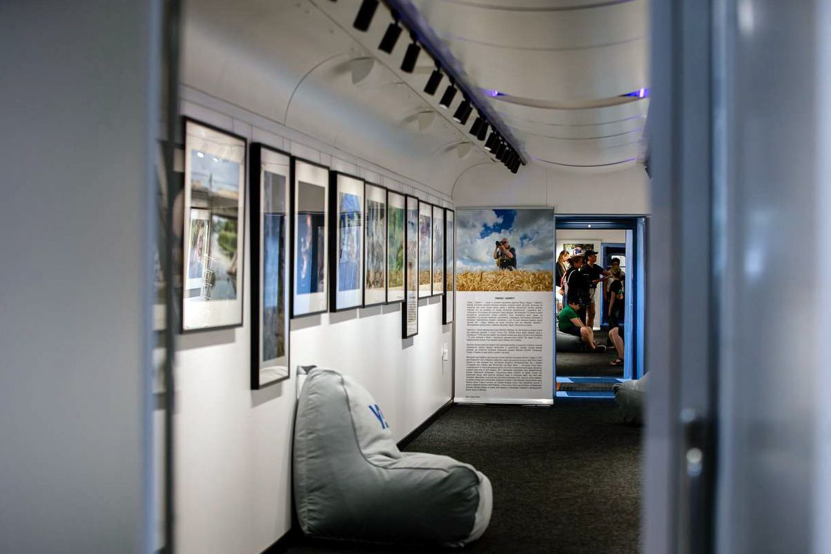 “Укрзалізниця” запустила поїзд з фотовиставкою Говарда Баффетта про незламність українців: у маршруті 63 вокзали 3