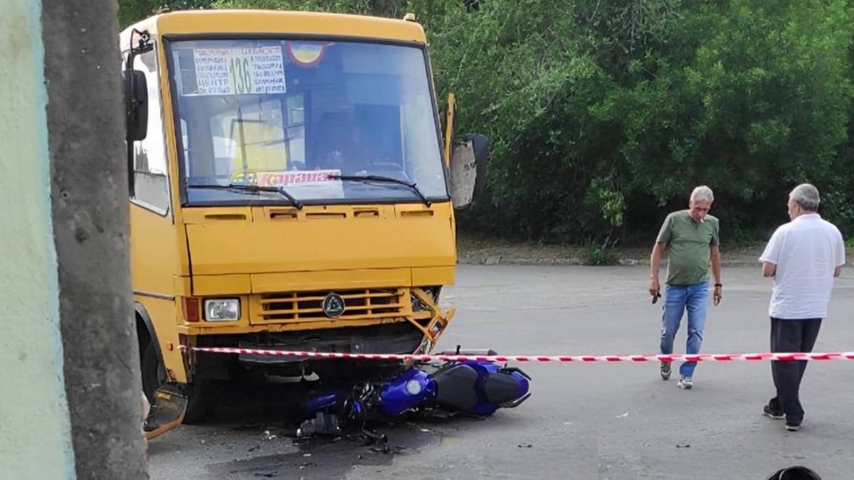 В Днепре на Богдана Хмельницкого мотоциклист с пассажиркой влетел в маршрутку №136: 21-летний водитель погиб, девушка – в больнице