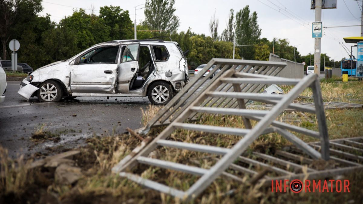 У Дніпрі на Набережній Заводській біля Льодової арени Mitsubishi втратила керування та знесла паркан