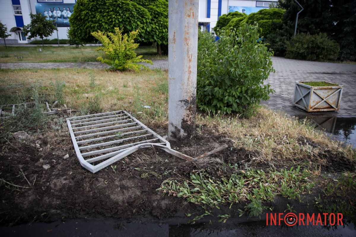 Автомобіль Mitsubishi занесло на дорозі і автівка врізалася в паркан Автомобіль Mitsubishi занесло на дорозі і автівка врізалася в паркан