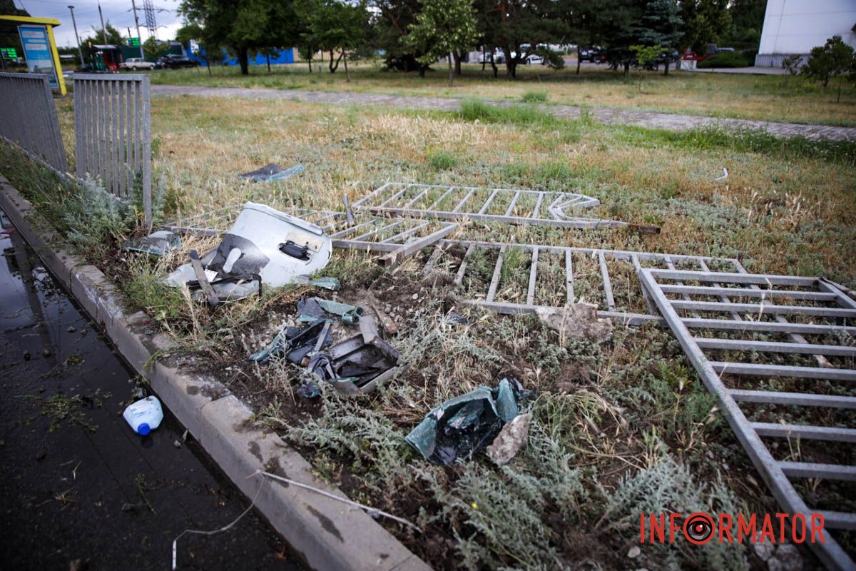 Станом на 14:00, на місці ДТП працюють правоохоронці та комунальні служби Станом на 14:00, на місці ДТП працюють правоохоронці та комунальні служби