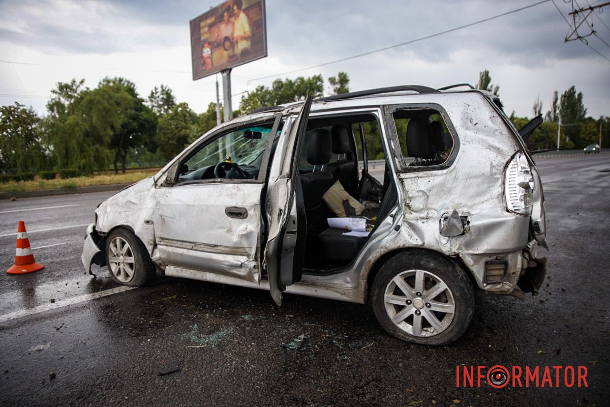Комунальники прибирають залишки паркану Комунальники прибирають залишки паркану