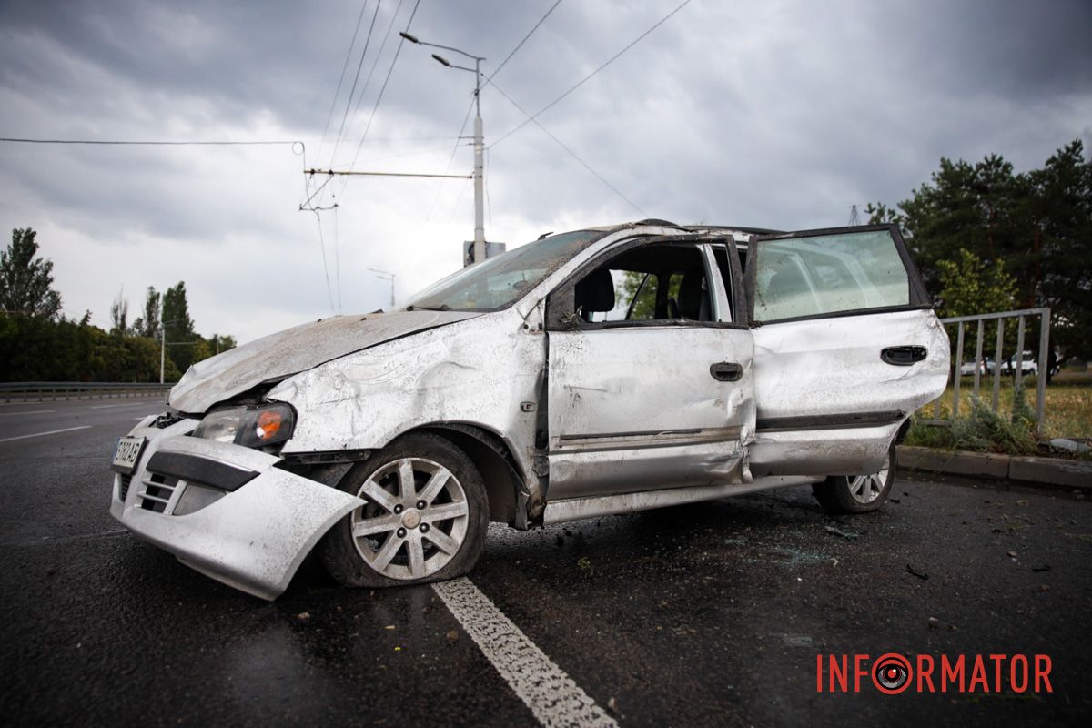 За словами водія, машина, яка їхала попереду, заляпала брудом лобове скло За словами водія, машина, яка їхала попереду, заляпала брудом лобове скло