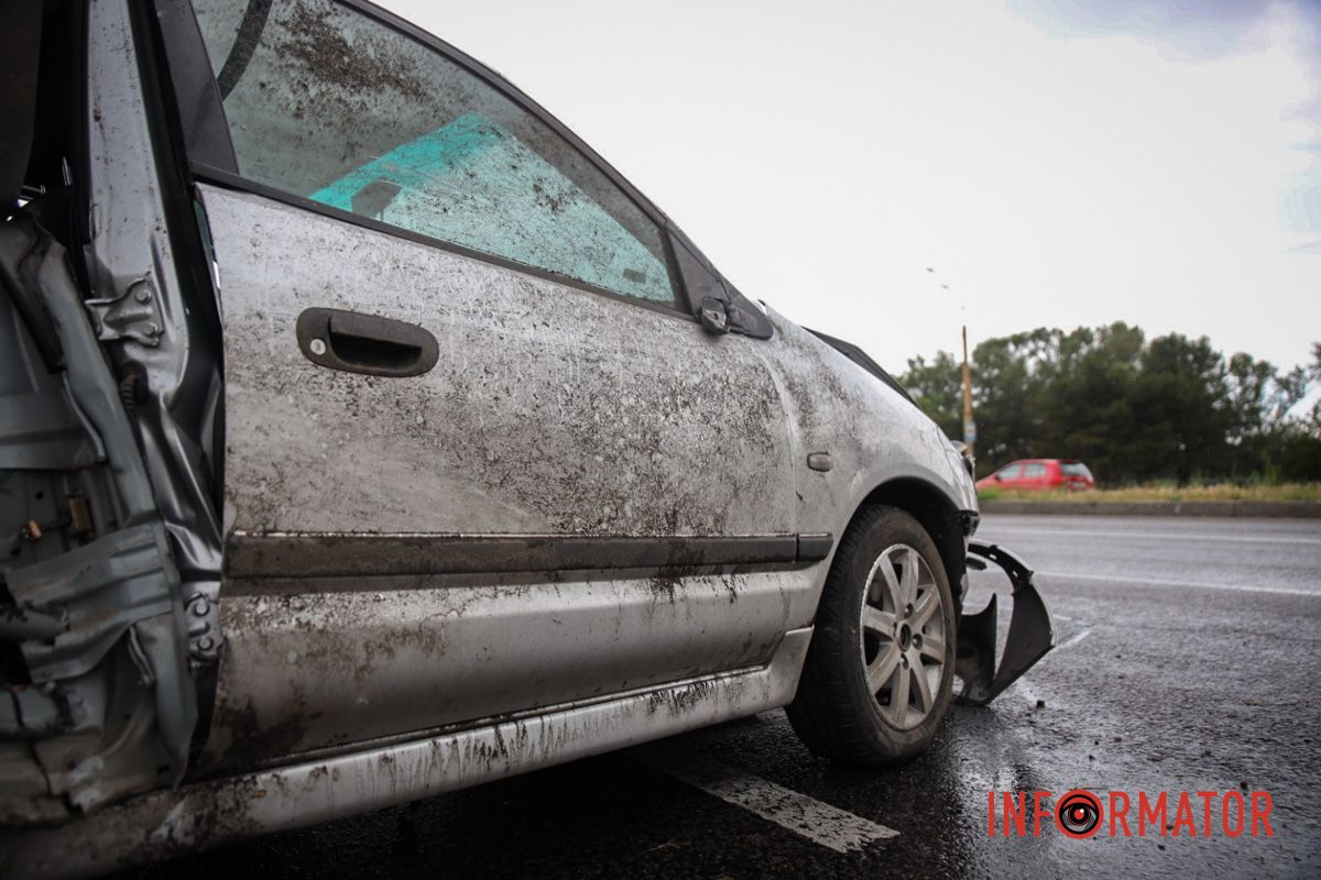 У підсумку машину занесло на дорозі, і вона врізалася в паркан на узбіччі У підсумку машину занесло на дорозі, і вона врізалася в паркан на узбіччі