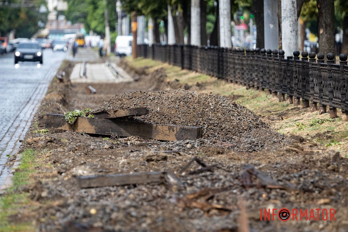 В результаті у кредит на 22 роки Дніпро закупило 5 трамваїв Tatra-YUG за майже 8,5 мільйонів євро «Готуються до нових трамваїв за майже 8,5 мільйонів євро»: у Дніпрі оновлюють колії на проспекті Яворницького 5