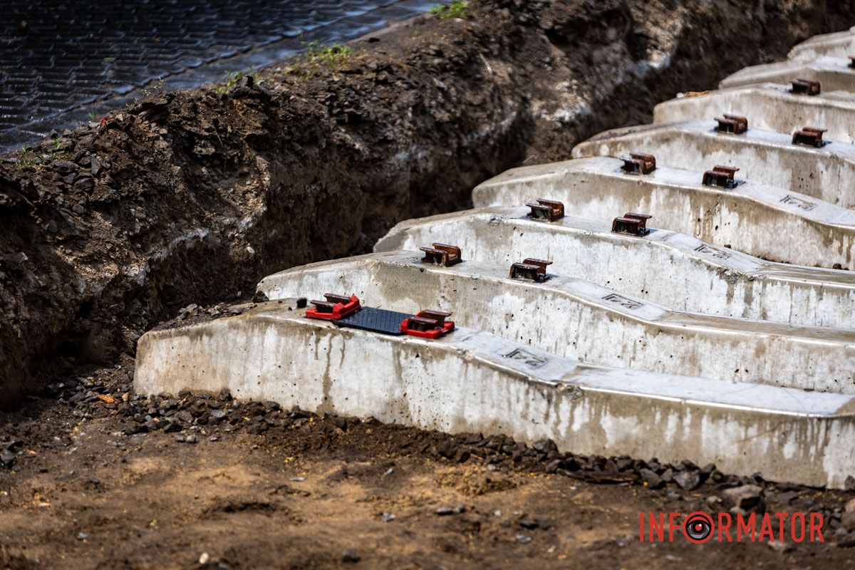 Бетонні плити «Готуються до нових трамваїв за майже 8,5 мільйонів євро»: у Дніпрі оновлюють колії на проспекті Яворницького 15