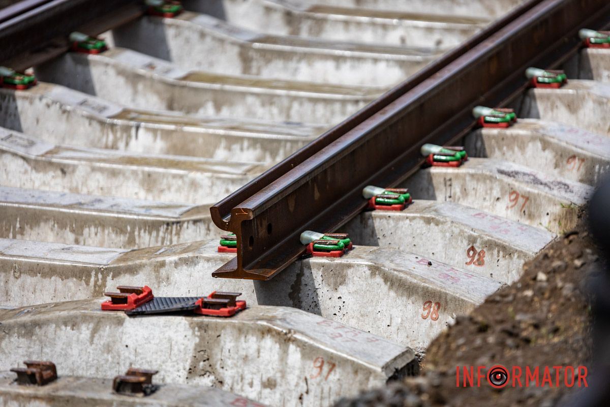 Порожня ділянка — робітників поки немає «Готуються до нових трамваїв за майже 8,5 мільйонів євро»: у Дніпрі оновлюють колії на проспекті Яворницького 17