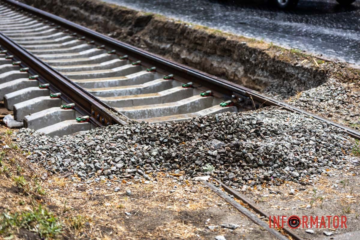 Місце майбутнього трамвайного переїзду «Готуються до нових трамваїв за майже 8,5 мільйонів євро»: у Дніпрі оновлюють колії на проспекті Яворницького 21