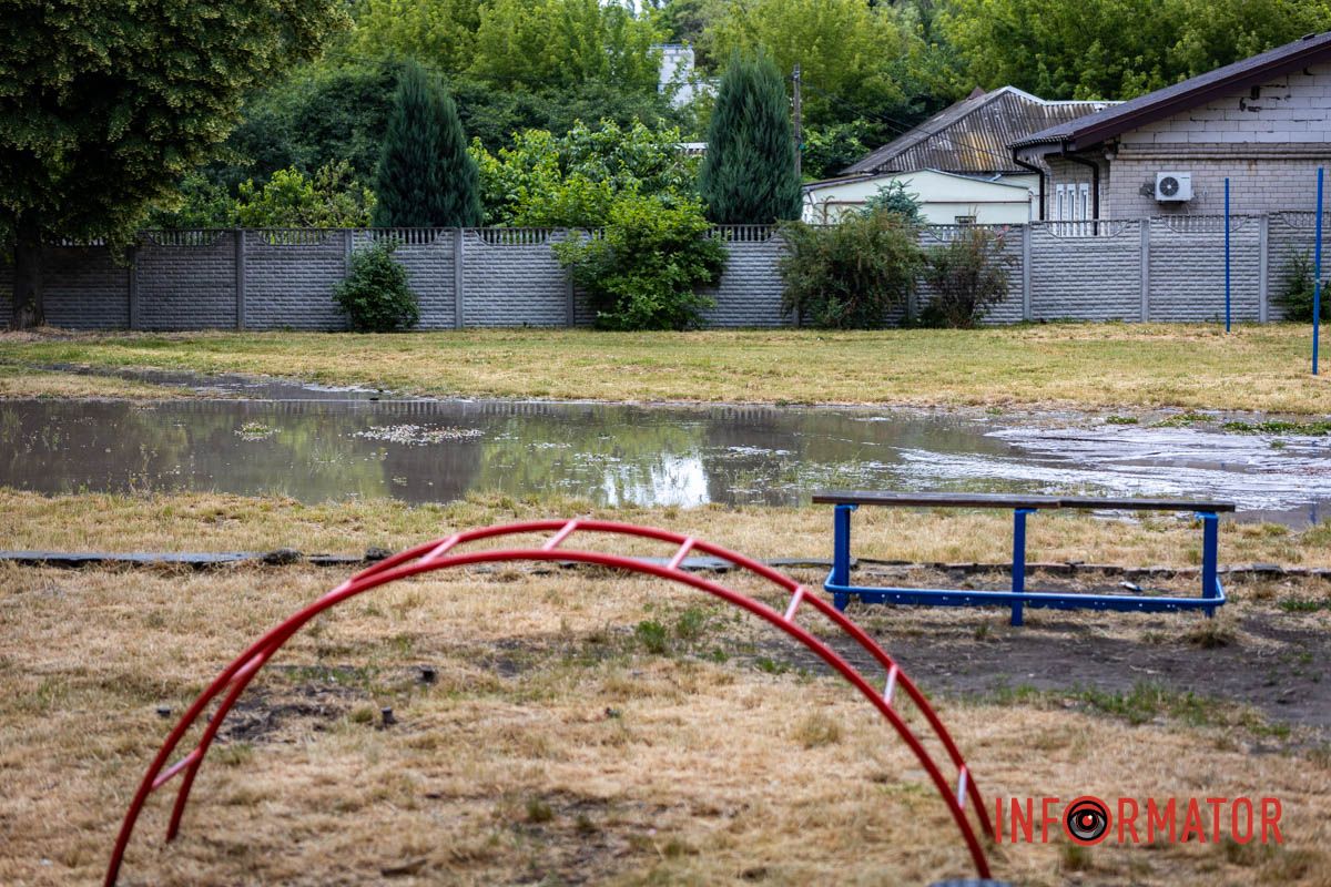 Школьное футбольное поле ушло под воду: на Конотопской в ​​Днепре прорвало водопровод.