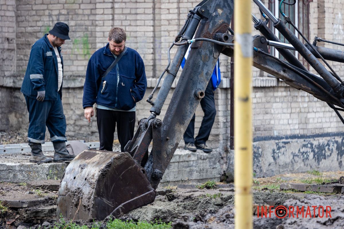 Школьное футбольное поле ушло под воду: на Конотопской в ​​Днепре прорвало водопровод 2