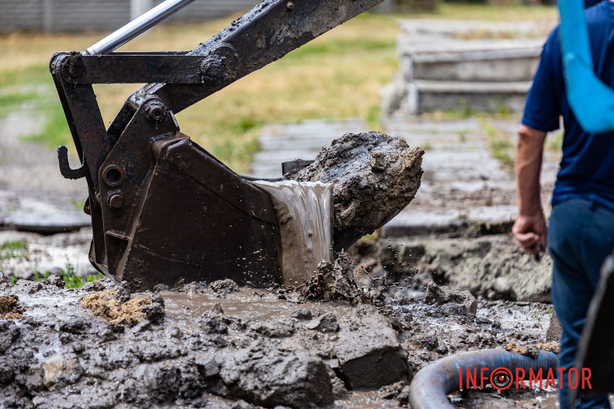 Школьное футбольное поле ушло под воду: на Конотопской в ​​Днепре прорвало водопровод 3