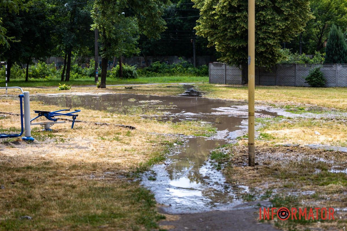 Школьное футбольное поле ушло под воду: на Конотопской в ​​Днепре прорвало водопровод 4