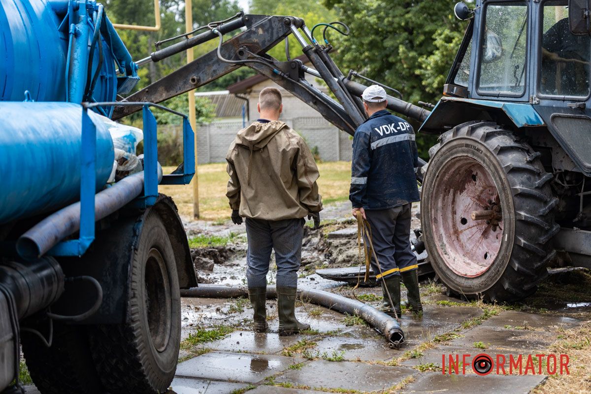 Школьное футбольное поле ушло под воду: на Конотопской в ​​Днепре прорвало водопровод 5