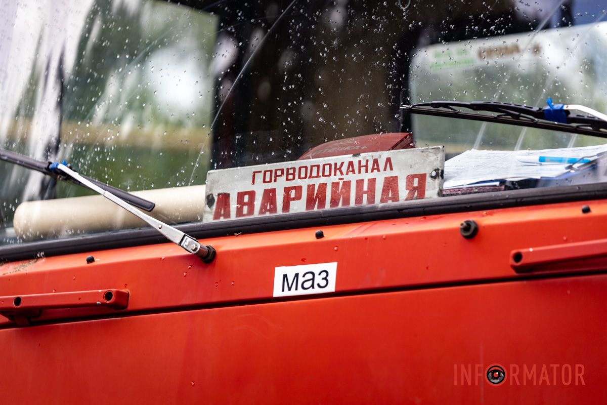 Школьное футбольное поле ушло под воду: на Конотопской в ​​Днепре прорвало водопровод 6