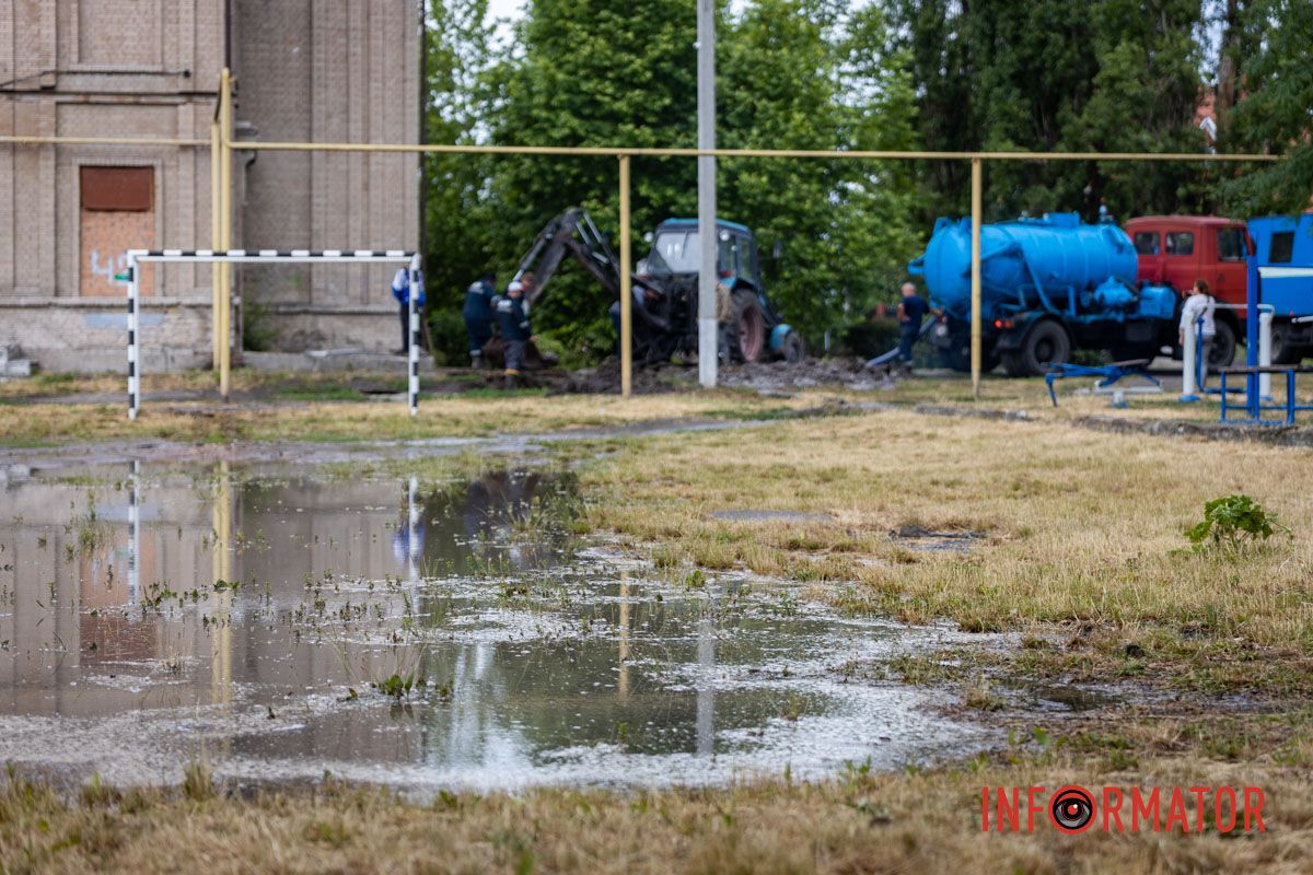 Школьное футбольное поле ушло под воду: на Конотопской в ​​Днепре прорвало водопровод 7