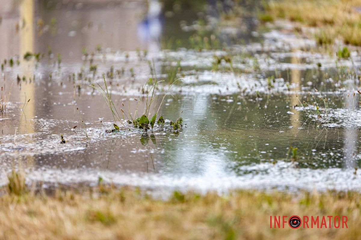 Школьное футбольное поле ушло под воду: на Конотопской в ​​Днепре прорвало водопровод 8