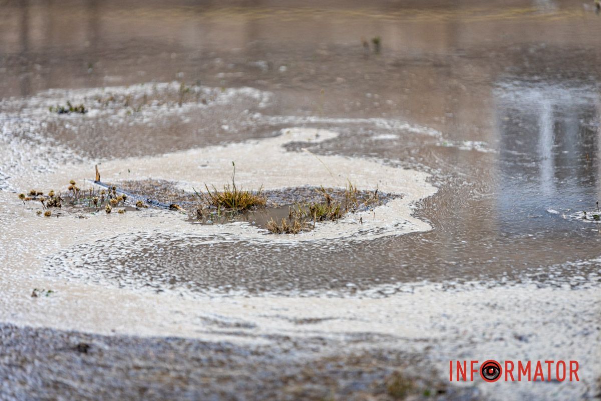Школьное футбольное поле ушло под воду: на Конотопской в ​​Днепре прорвало водопровод 10