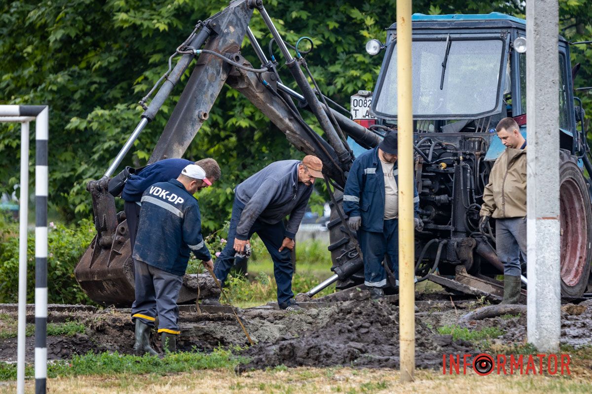 Школьное футбольное поле ушло под воду: на Конотопской в ​​Днепре прорвало водопровод 9