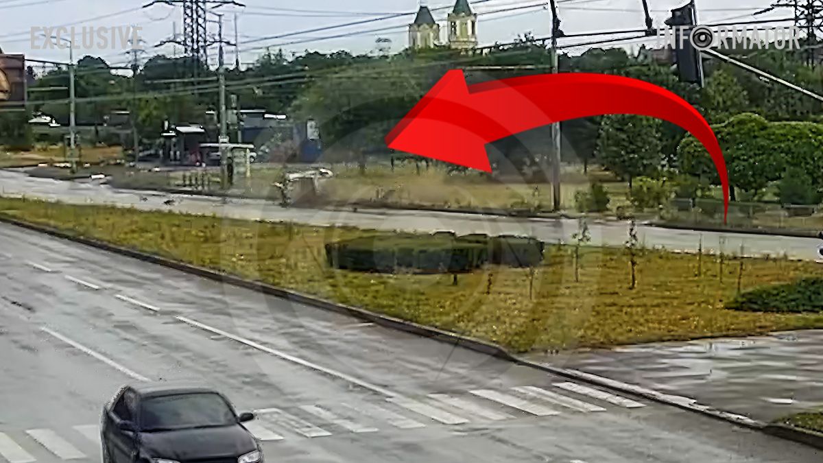 Потерял управление и снес забор на скользкой дороге: видео момента ДТП на Набережной Заводской в ​​Днепре
