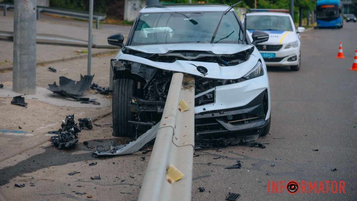 В Днепре на Набережной Победы Volkswagen "нанизался" на отбойник: повреждены несколько машин