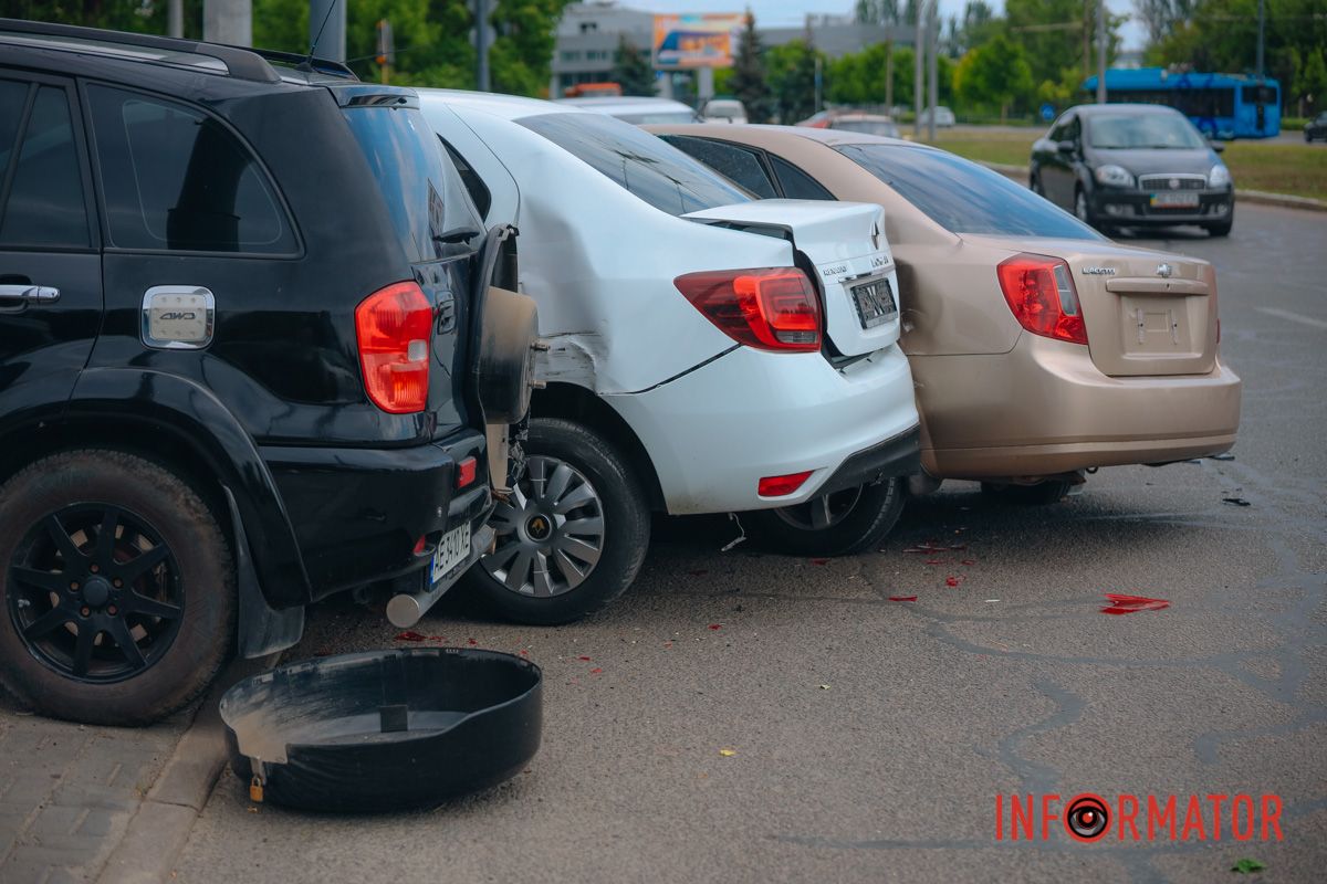 В результаті були побиті три автівки