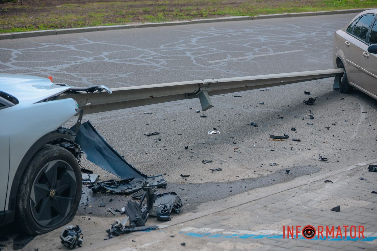 Поруч з авто розлетілися уламки